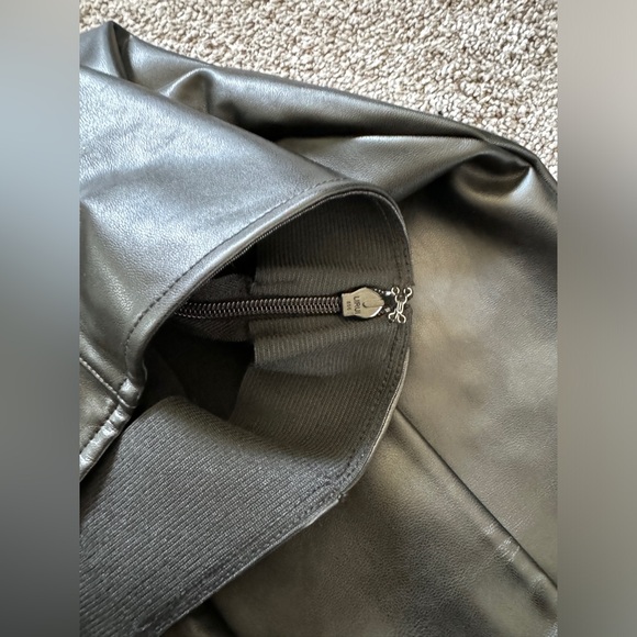 NWT ABERCROMBIE & FITCH Vegan leather flare leg split hem pants Black Small - Picture 7 of 10